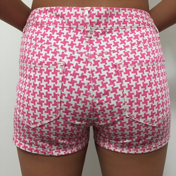 NWOT PINK & WHITE PATTERN SHORTS - Picture 3 of 4